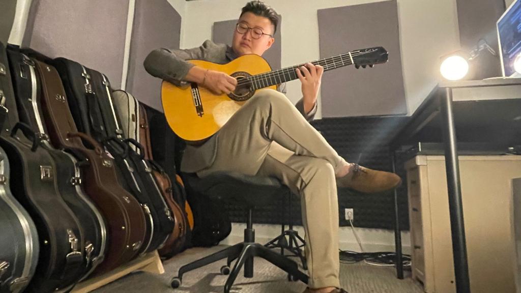 Can Wang en el estudio de su casa en Sevilla.