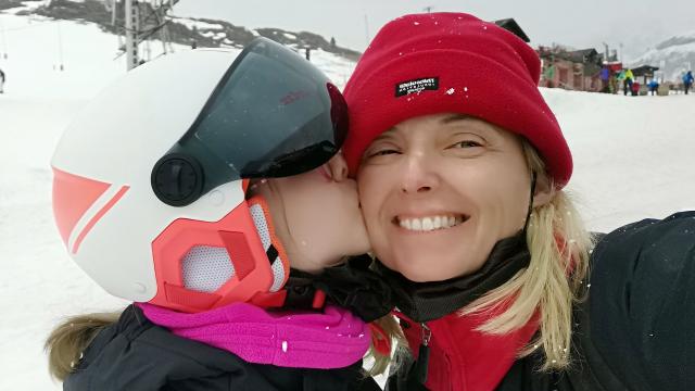 Cova, de 13 años, junto a Nuria, su madre, en un día en la nieve.