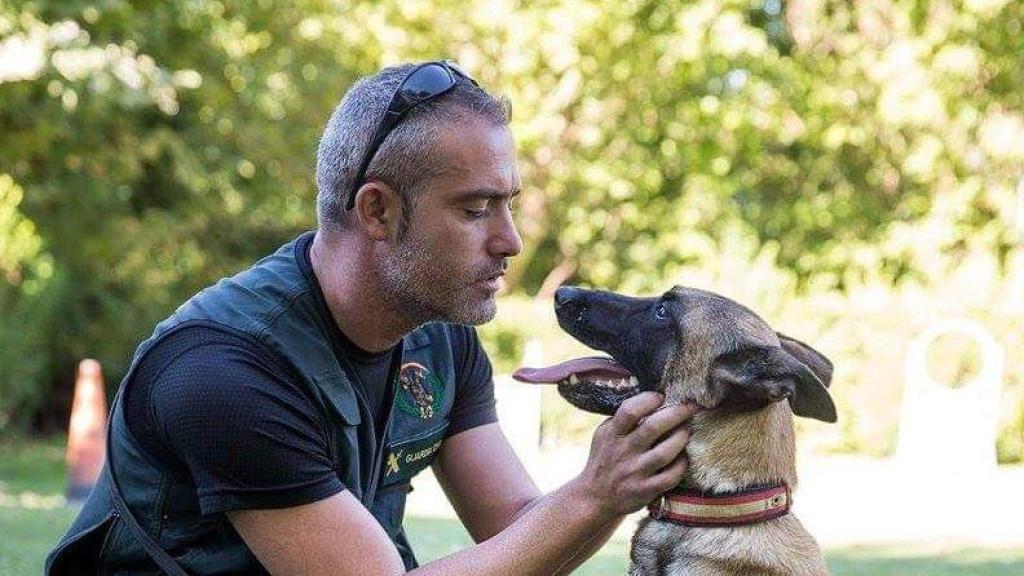 Iván García acaricia a su perra Trinity, fallecida hace dos años; el animal lo acompañó durante su formación para convertirse en el primer español en ser nombrado asesor europeo de Frontex.