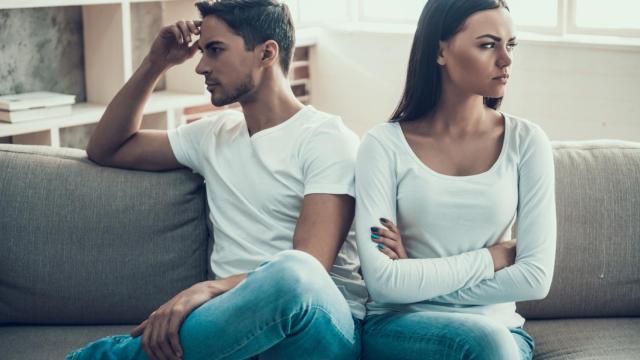 Una pareja de jóvenes se muestra enfadada.