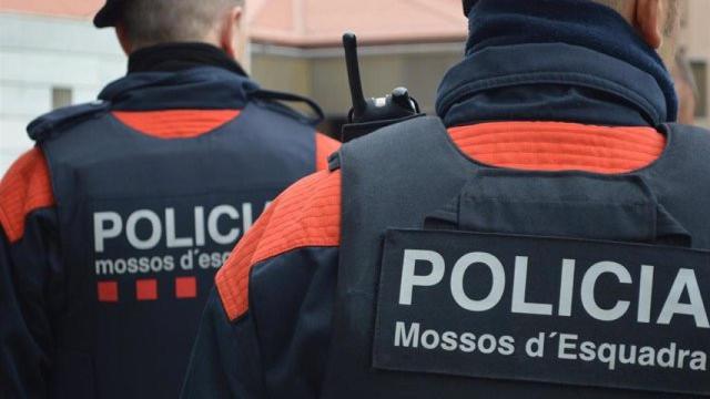 Dos agentes de Mossos d'Esquadra.