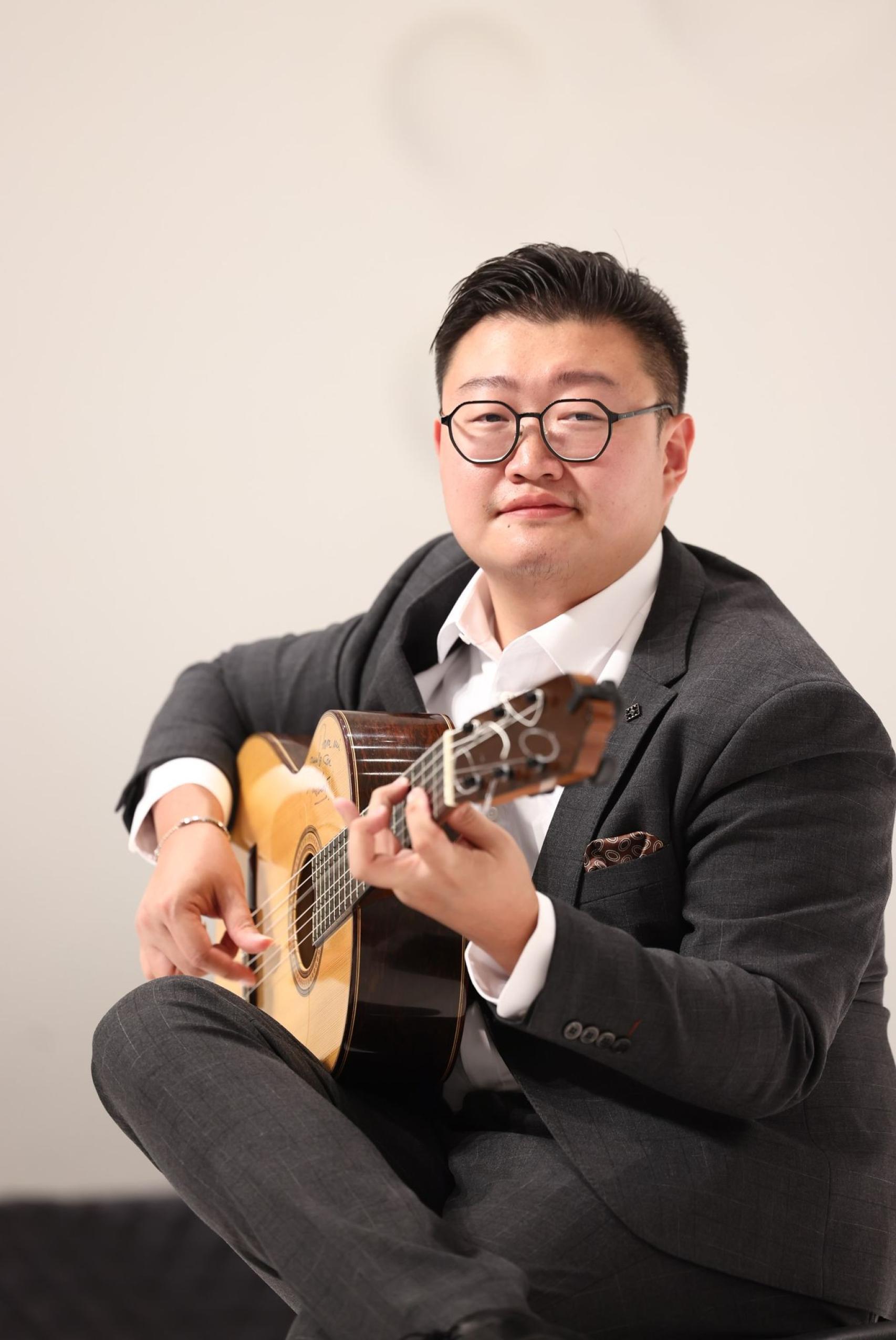 Can Wang con una de sus guitarras.