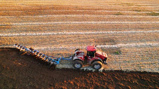 Un tractor en el campo, en una imagen de archivo.