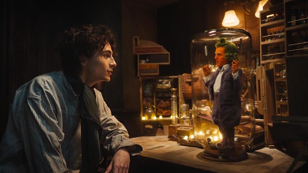 Willy Wonka con uno de sus Oompa Loompas.