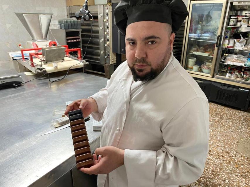 Julio López con el turrón de jamón.
