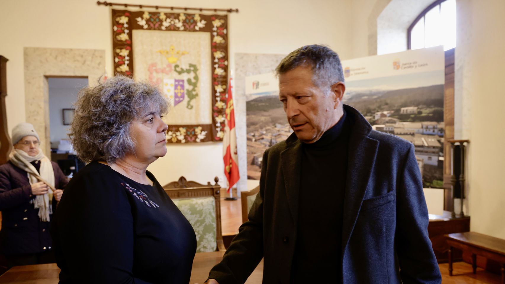 apretón de manos entre la nueva alcaldesa, Elvira Fernández (PP), y el excalde socialista Pablo Hernández