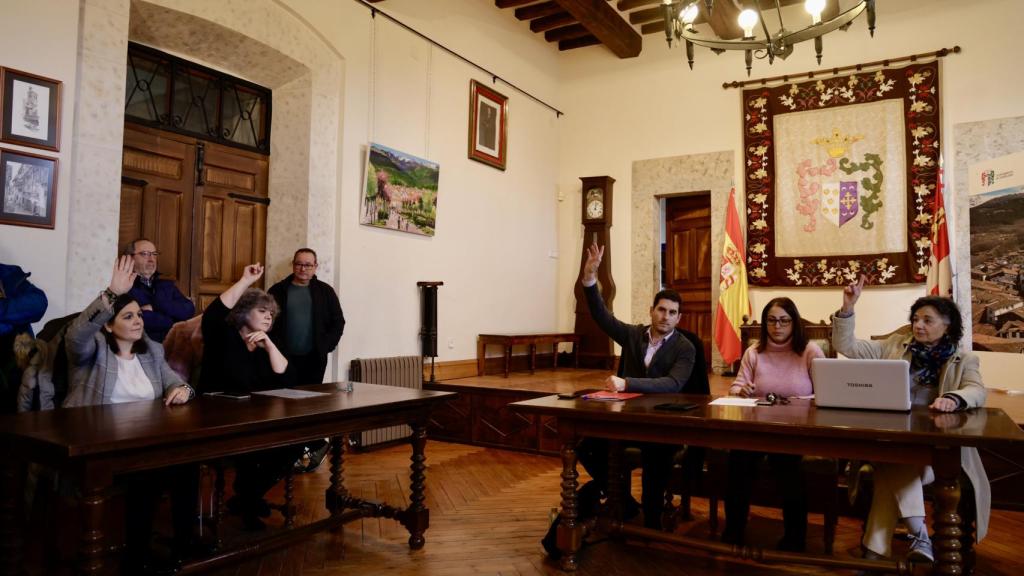 Miguel Rodero y la otra edil de IU apoyan a la alcaldesa del PP