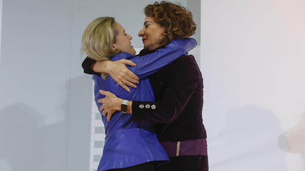 Nadia Calviño y María Jesús Montero se abrazan.
