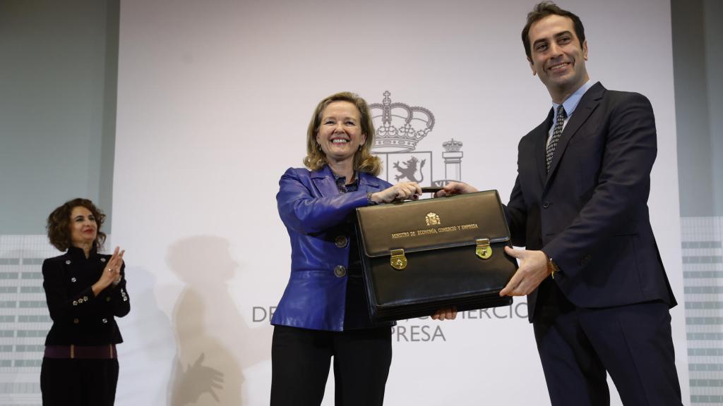 Carlos Cuerpo, Nadia Calviño y María Jesús Montero en el acto de entrega de carteras