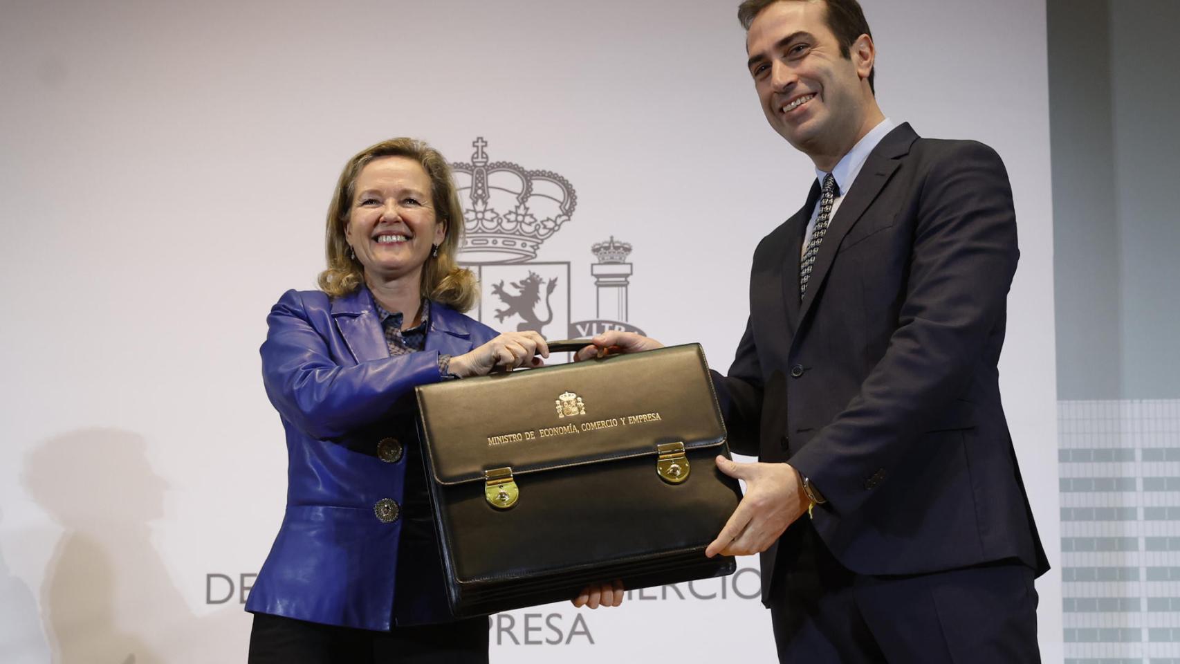 Carlos Cuerpo, nuevo ministro de Economía, Comercio y Empresa, recoge la cartera de manos de Nadia Calviño.