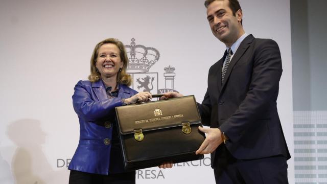 Carlos Cuerpo, nuevo ministro de Economía, Comercio y Empresa, recoge la cartera de manos de Nadia Calviño.