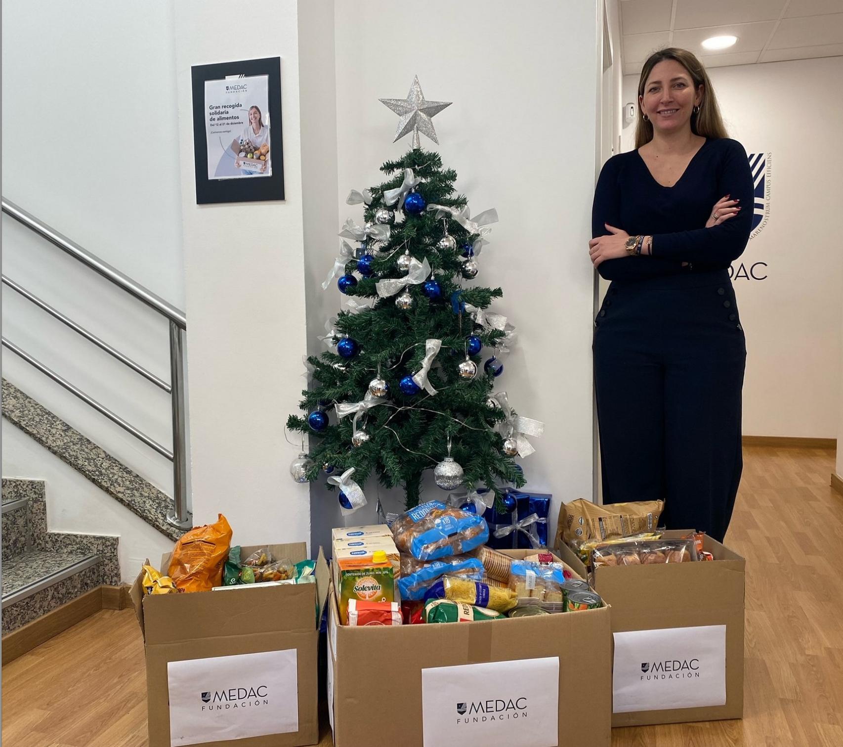 Sonia Ordóñez con parte de los alimentos recogidos por Fundación Medac.