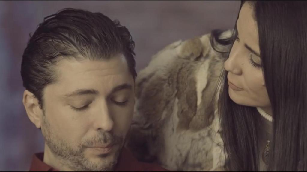 Ángel Cristo Jr, desolado, recibe un abrazo de su pareja, Ana Herminia.