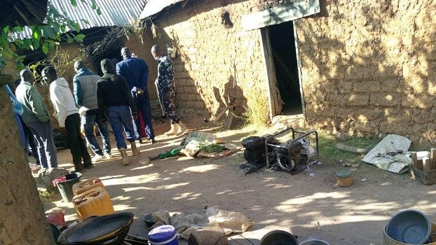 Vecinos del condado nigeriano de Bokkos visitan una de las casas atacadas durante la pasada Navidad.
