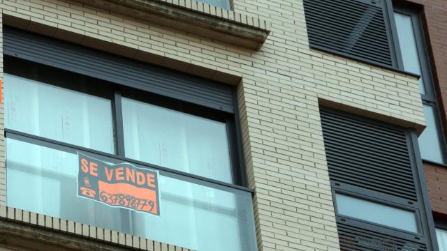 Un cartel anuncia la venta de un inmueble en Castilla y León