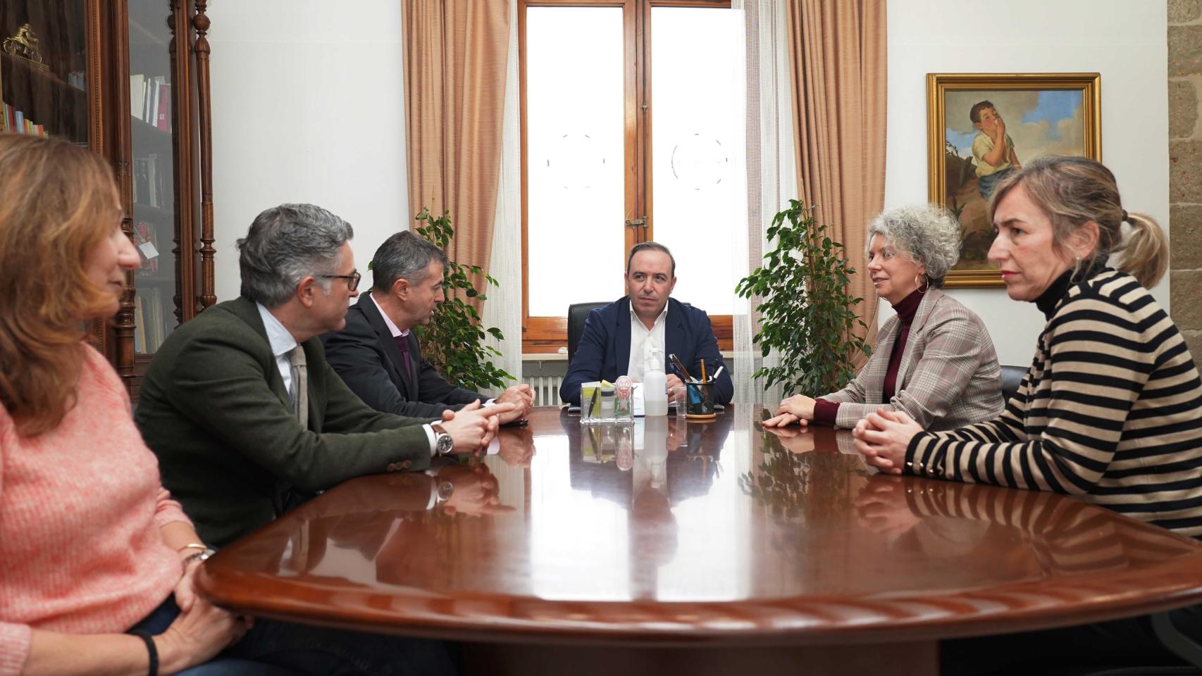 El vicepresidente primero de la Diputación, Víctor Alonso, en la reunión que ha mantenido con los representantes de estas entidades bancarias