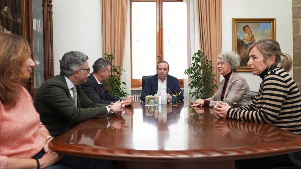 El vicepresidente primero de la Diputación, Víctor Alonso, en la reunión que ha mantenido con los representantes de estas entidades bancarias