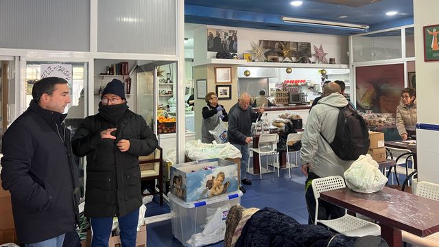 El delegado territorial entrega al Comedor de los Pobres los alimentos recogidos en Salamanca durante su campaña solidaria