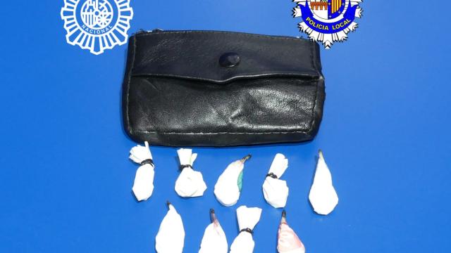 Envoltorios de cocaína y el bolso donde se encontraba