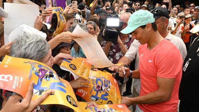 Rafa Nadal firma autógrafos en Brisbane
