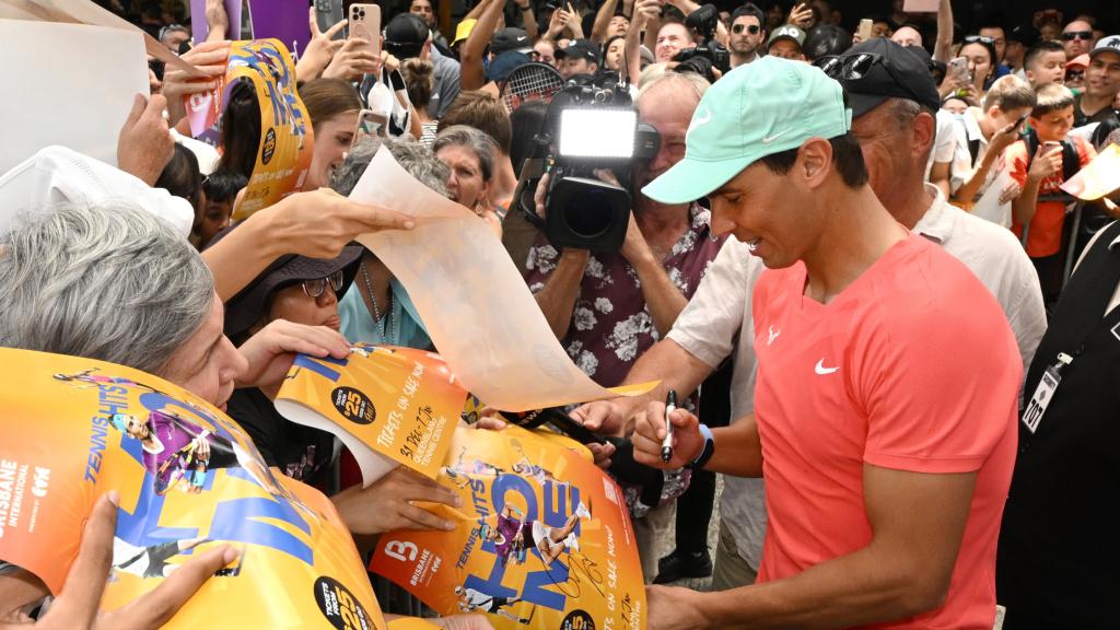 Rafa Nadal firma autógrafos en Brisbane