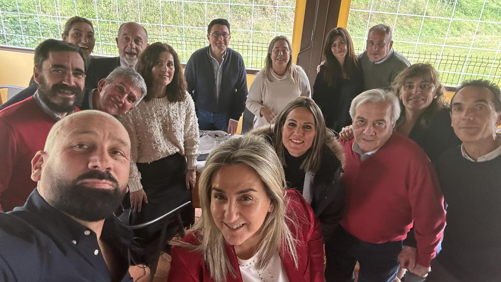 El selfie navideño que se ha hecho Milagros Tolón con su otra familia