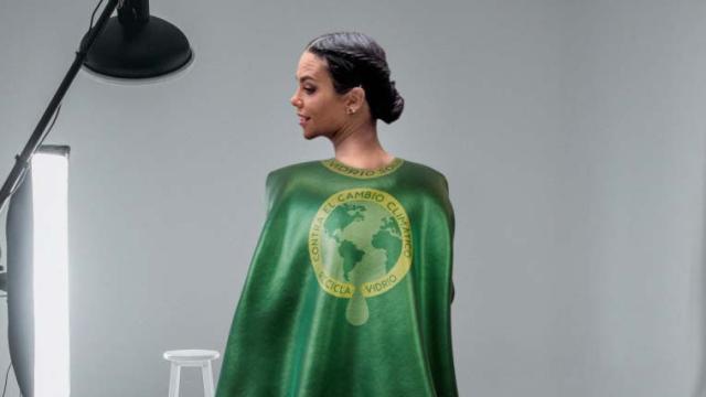 Pedroche con la capa de Ecovidrio, lista para fin de año.