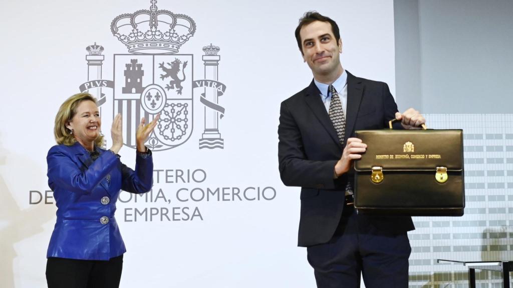 Nadia Calviño aplaude a Carlos Cuerpo en el traspaso de cartera