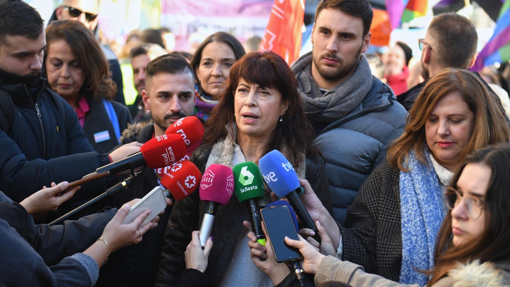 La ministra de Igualdad, Ana Redondo, y el secretario de políticas LGTBI del PSOE, Víctor Gutiérrez, el 17 de diciembre de 2023 en la manifestación convocada contra la reforma de la ley LGTBI de la Comunidad de Madrid.
