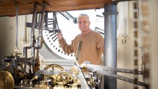 El relojero de la Puerta del Sol: No entra en mis planes jubilarme; dudo que esto lo pueda hacer un robot