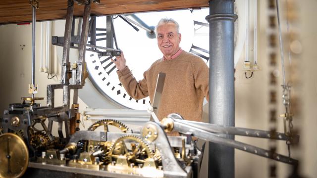 Jesús López-Terradas, el relojero de la Puerta del Sol.