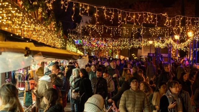 Conoce el mercadillo navideño  más mágico de Madrid:  pista de hielo, carrusel y gastronomía única.
