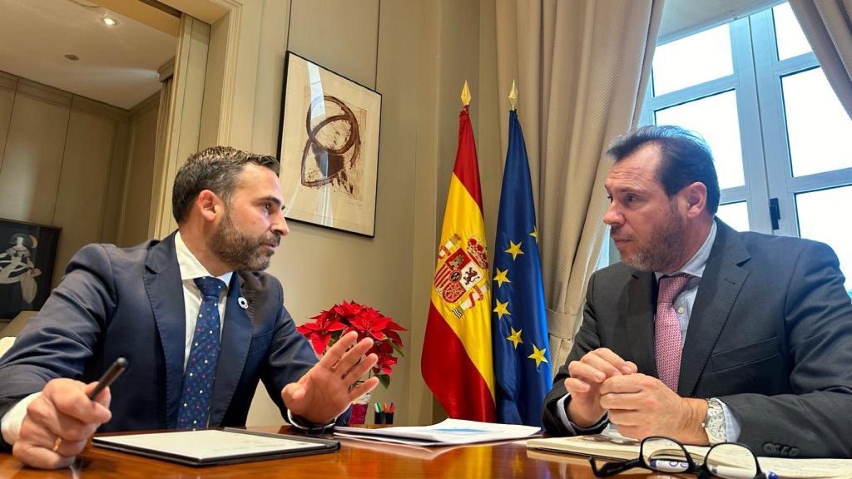 Imagen de la reunión de Daniel Pérez con Óscar Puente.
