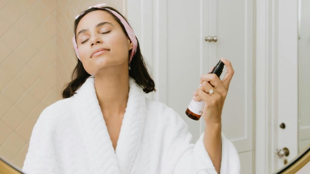 Una mujer, siguiendo su rutina de belleza.