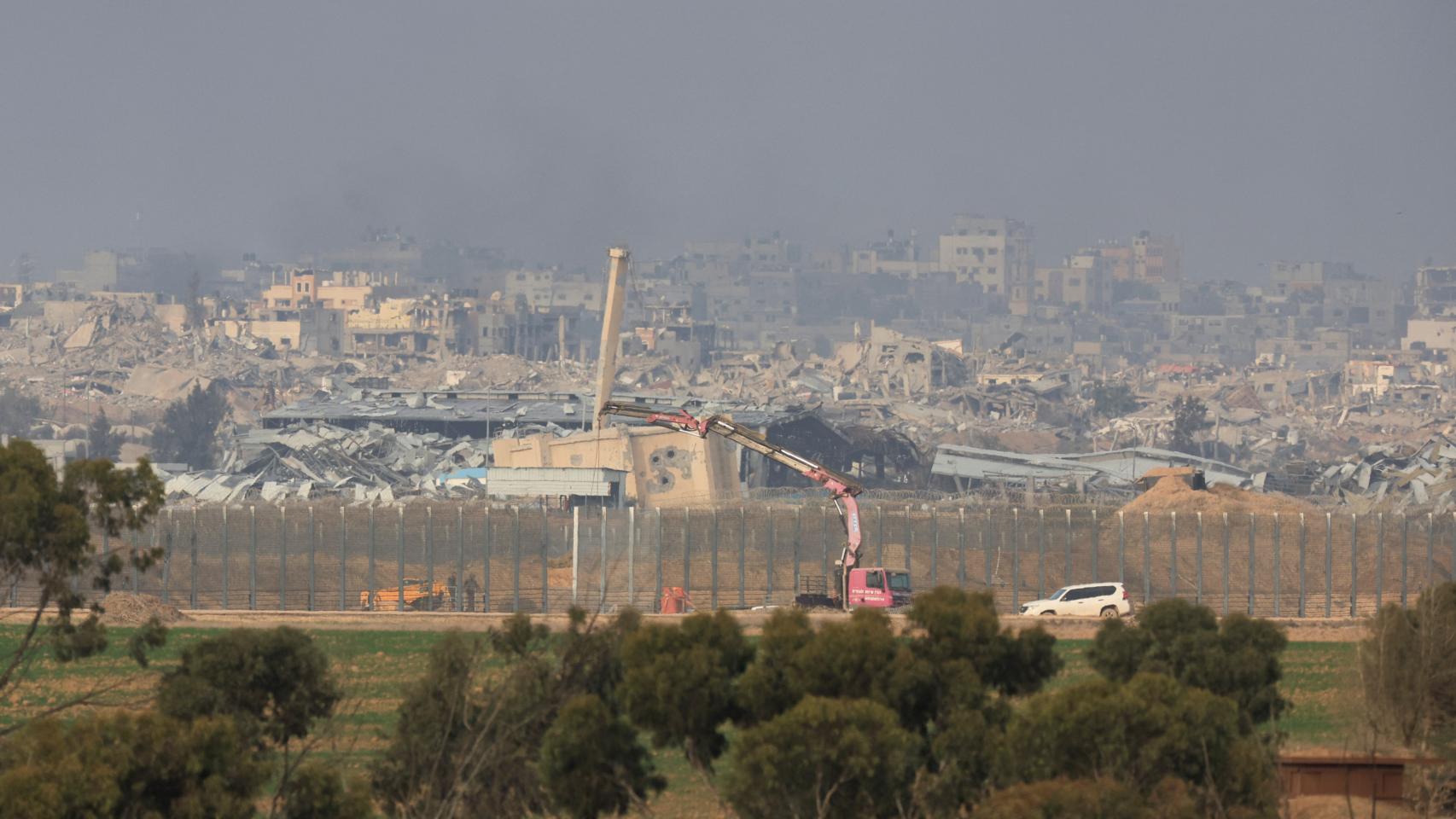 Reparaciones en la barrera que separa el territorio de Israel de Palestina