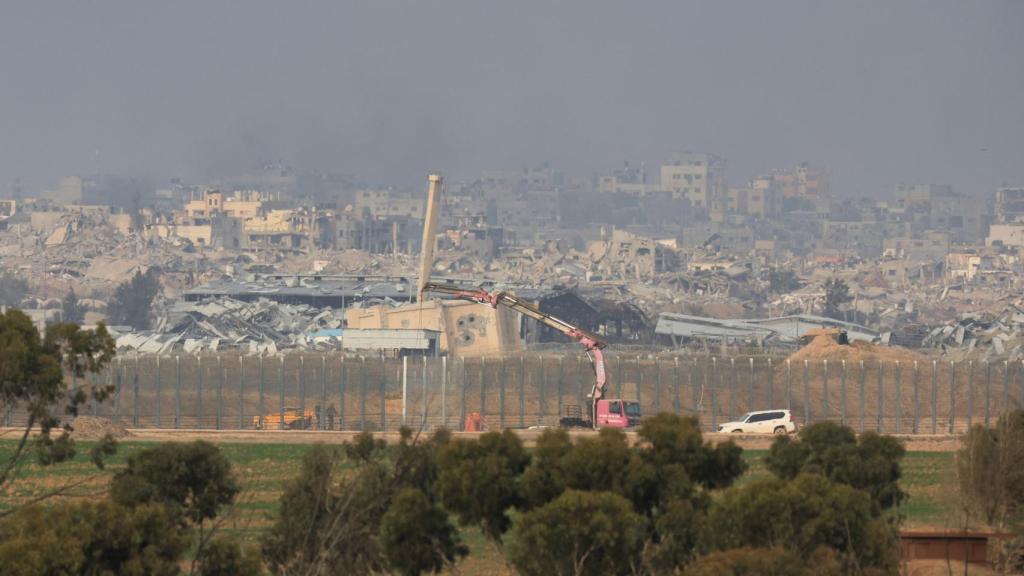 Reparaciones en la barrera que separa el territorio de Israel de Palestina
