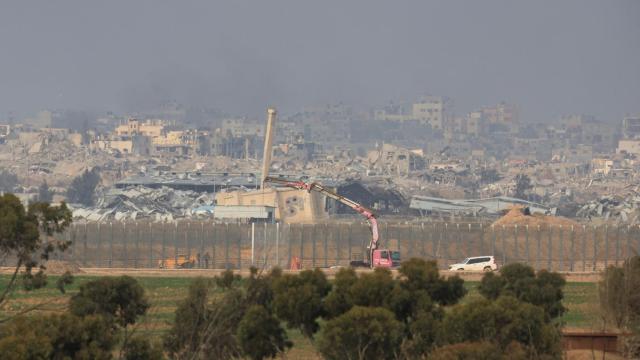 Reparaciones en la barrera que separa el territorio de Israel de Palestina