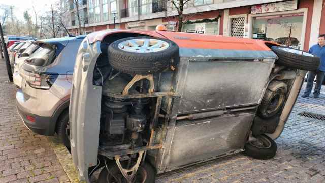 El vehículo que apareció volcado en Gondomar.