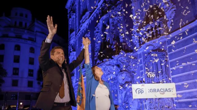 Carlos Mazón y María José Catalá, a su llegada a la sede del partido en Valencia para celebrar la victoria del 28M