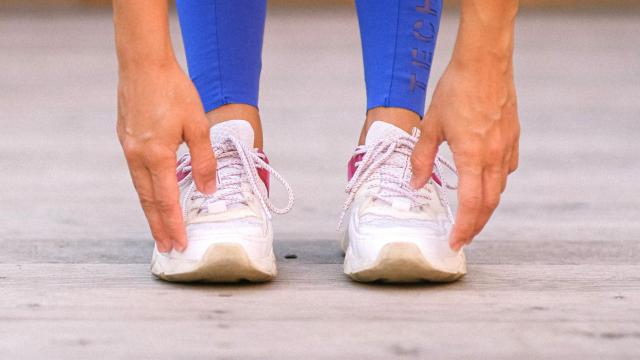Imagen de una mujer tocándose los pies
