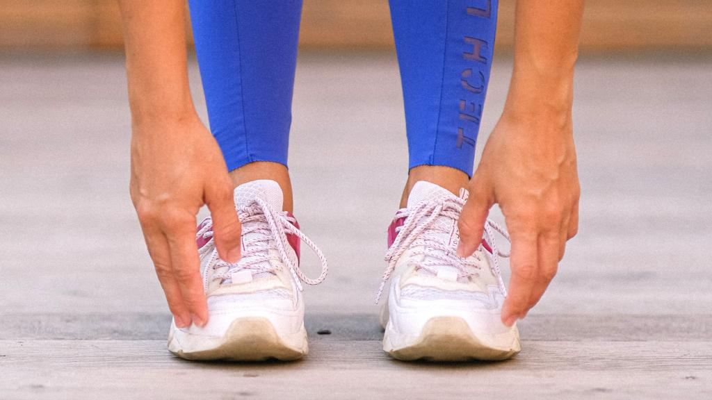 Imagen de una mujer tocándose los pies