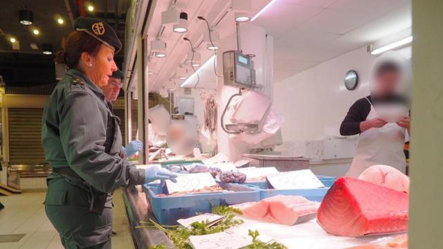 Una de las inspecciones de la Guardia Civil en el Mercado Central de Alicante.