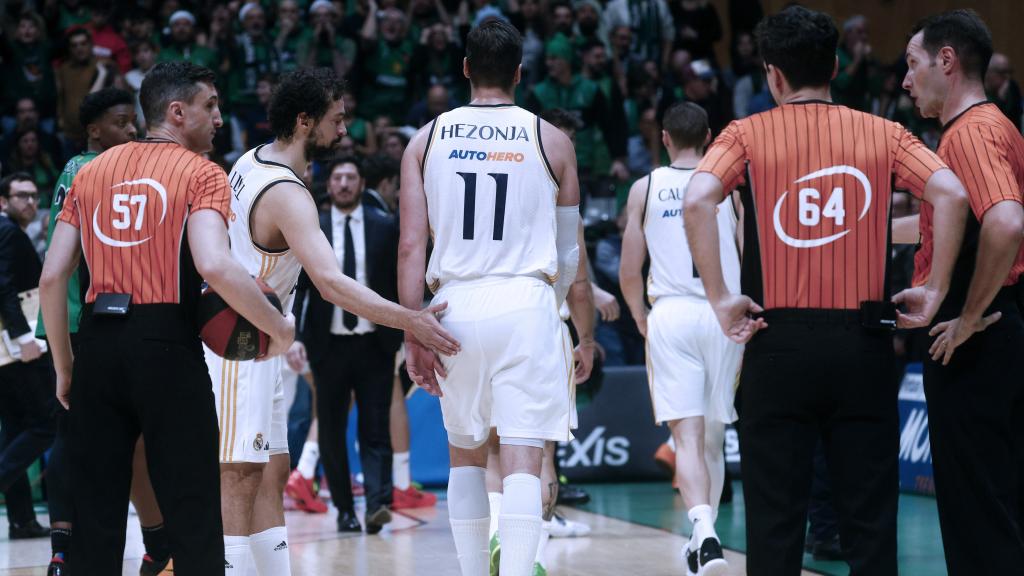 Mario Hezonja se marcha del partido tras una falta señalada.