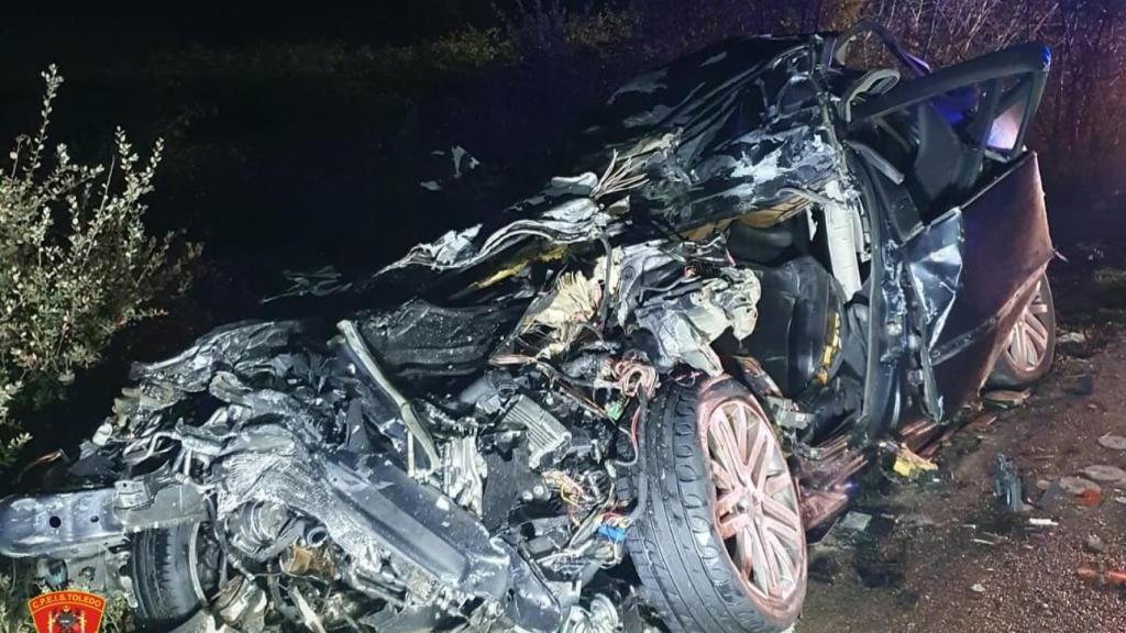El turismo implicado ha quedado reducido a un amasijo de hierros. Foto: CPEIS.