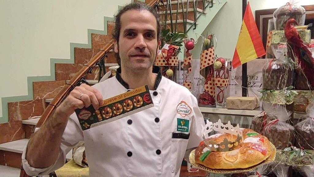 Sergio González con un roscón y el premio de 10.000 euros
