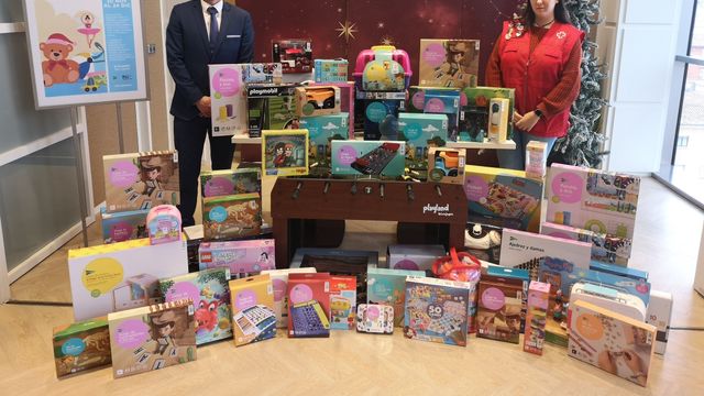 Entrega de juguetes a Cruz Roja en El Corte Inglés de Salamanca