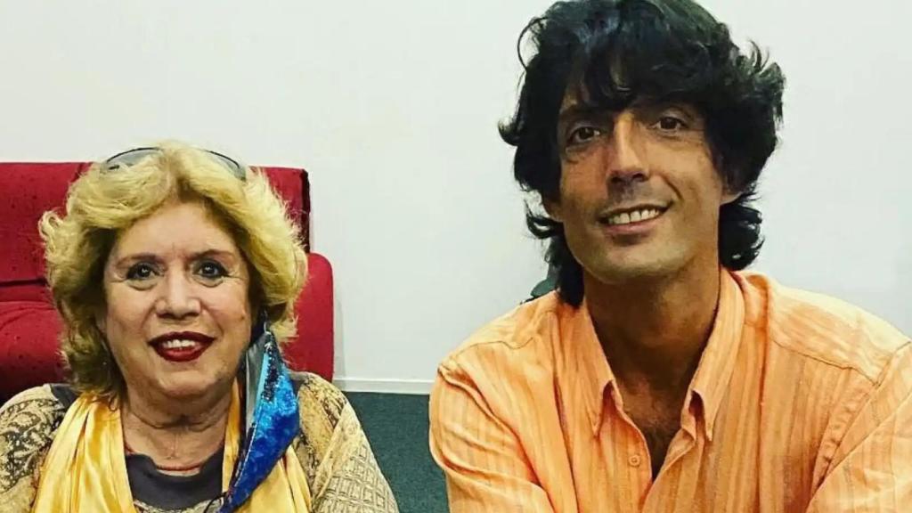 Alejandro Jiménez, el hijo de María Jiménez, junto a la artista en una fotografía de sus redes sociales.