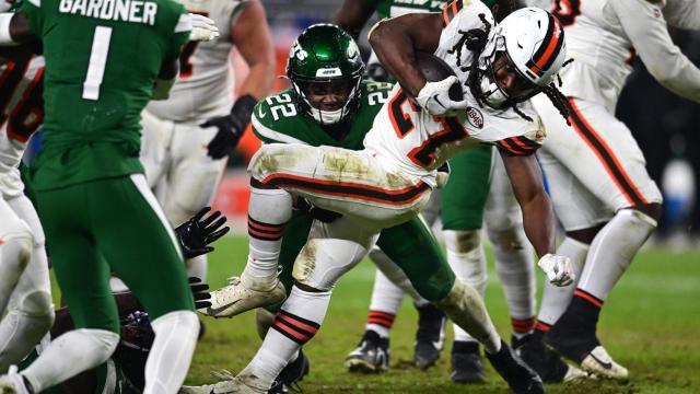 Un lance del encuentro entre los New York Jets y los Cleveland Browns.