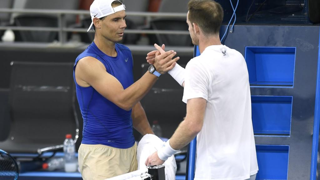 Rafa Nadal saluda a Murray durante su entrenamiento en Brisbane.