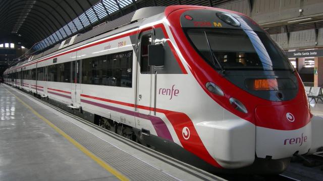 Un tren de Cercanías en Santa Justa.